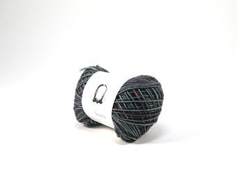 (vi)laines yarnlings - chaussettes sock love notes in a grey smock (0b02)