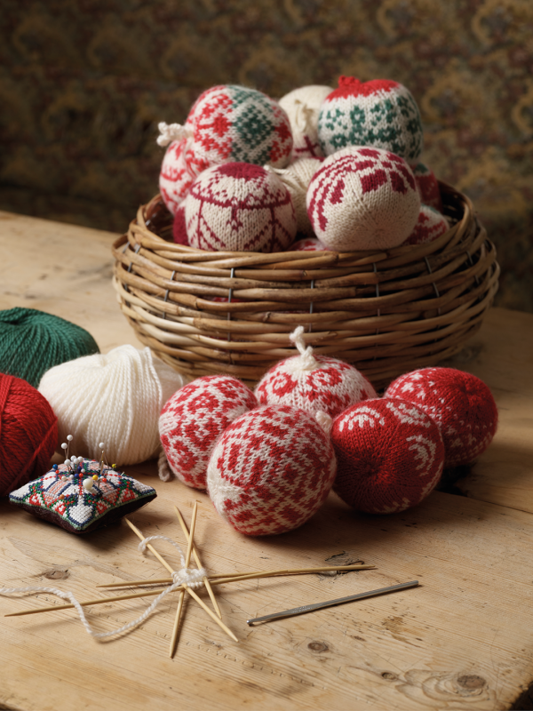 65 New Christmas Balls to Knit by Arne & Carlos