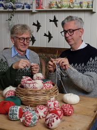 65 New Christmas Balls to Knit by Arne & Carlos