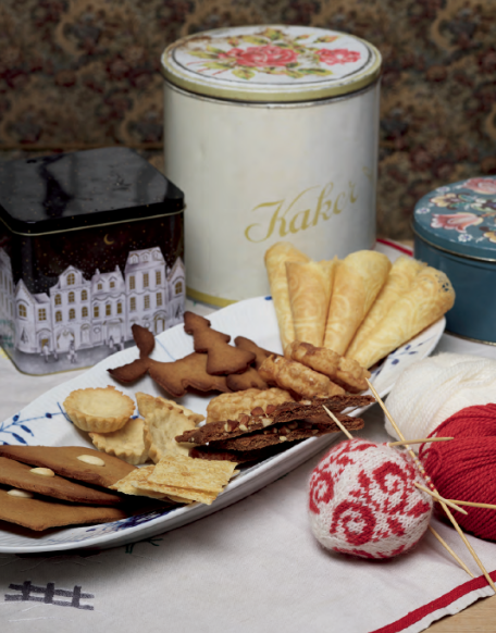 65 New Christmas Balls to Knit by Arne & Carlos