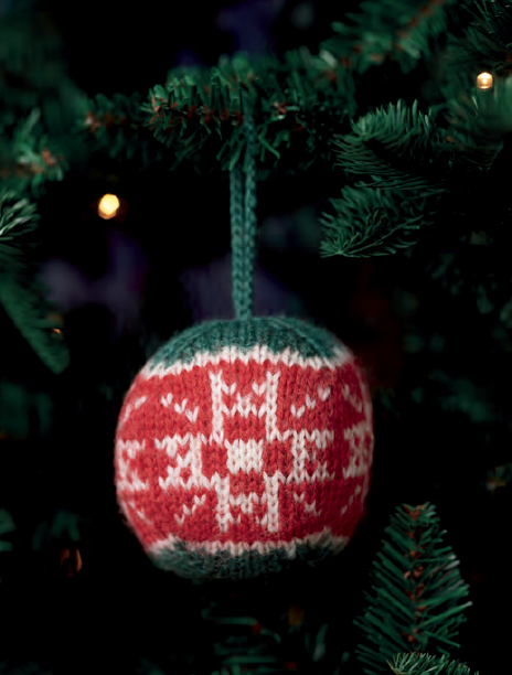 65 New Christmas Balls to Knit by Arne & Carlos