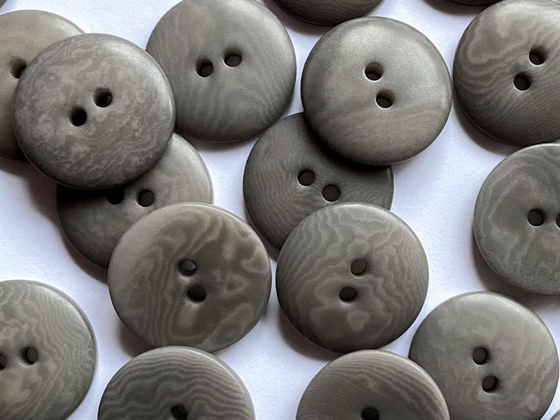 buttons 3074 simple grey corozo (20mm)
