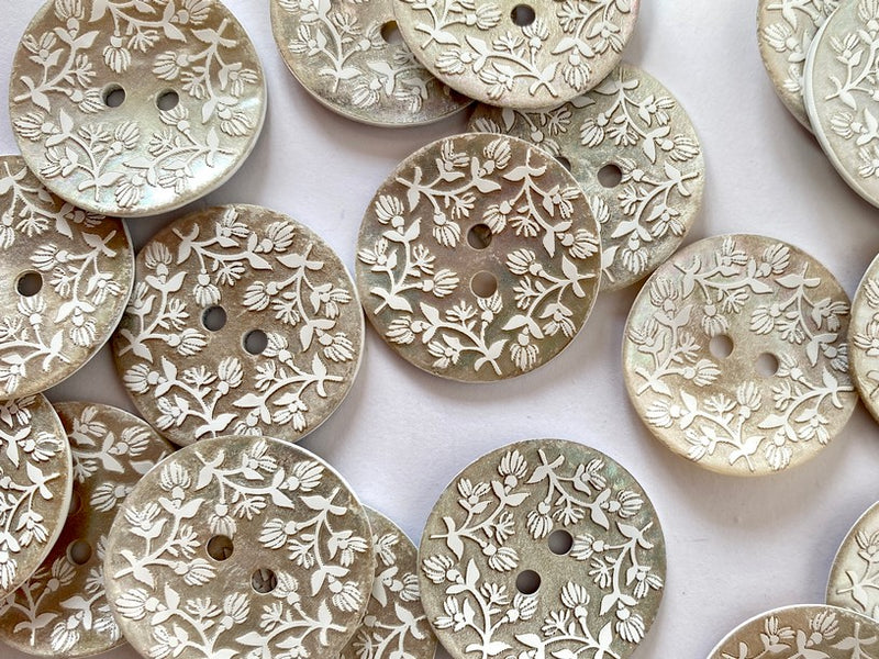 buttons 4978 natural shell with florals (22mm)